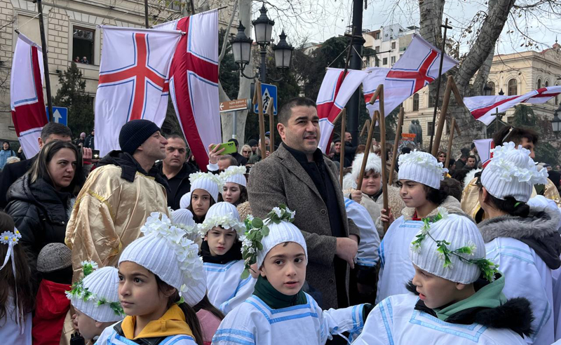 ოცწლიანი ტრადიცია გრძელდება - თბილისის ქუჩები დღეს საშობაო ალილოს მსვლელობამ მოიცვა