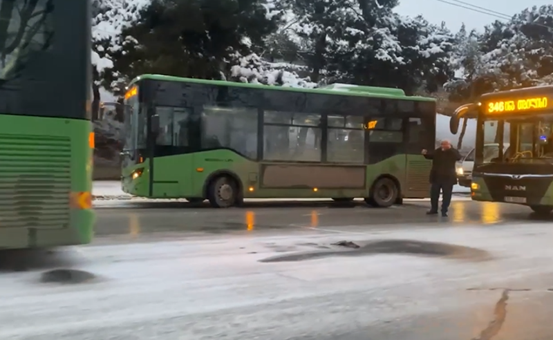 საფრთხეში ჩაგდებული ათასობით თბილისელის სიცოცხლე - დედაქალაქში მოძრავ ავტობუსებს ზამთრის საბურავები არა აქვთ