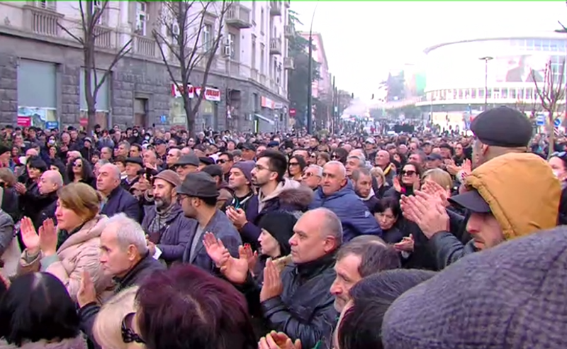 მქუხარე ტაში და ღიმილიანი ცრემლები - ვიხტანგ კიკაბიძეს უკანასკნელ გზაზე აცილებენ