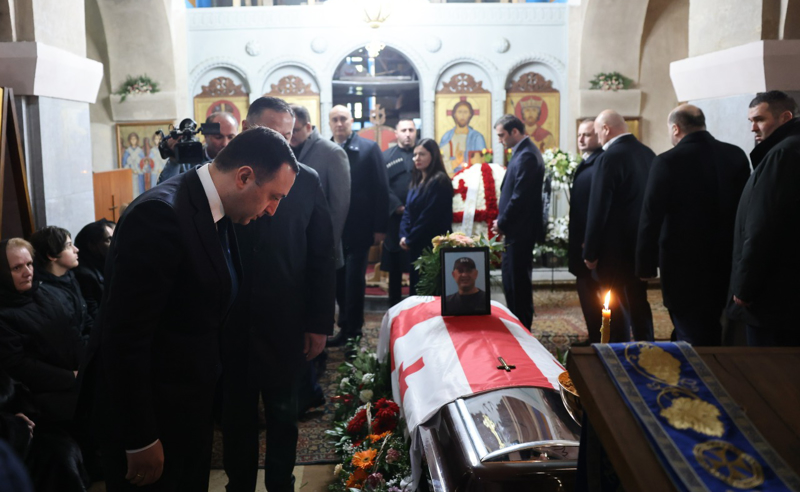 პრემიერი ოთარ ღვინაშვილის სამოქალაქო პანაშვიდზე იმყოფებიდა