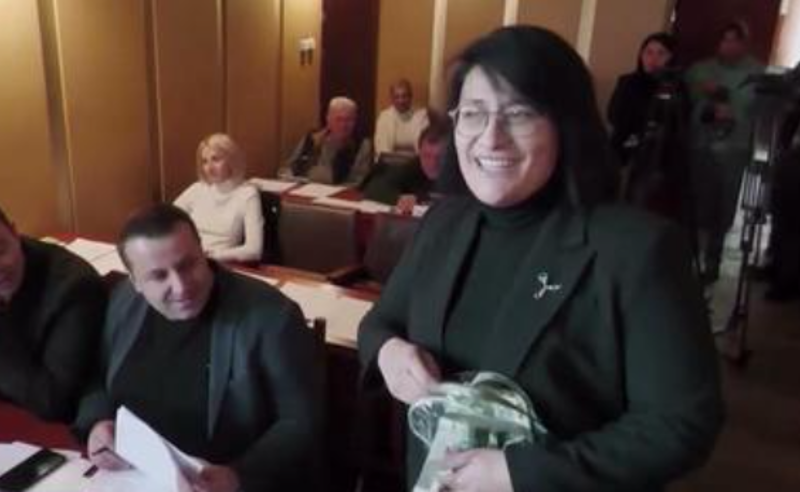 ხელჩართული ჩხუბი ოზურგეთის საკრებულოში - "ოცნების" დეპუტატები სხდომაზე სათამაშო ტანკებით მივიდნენ