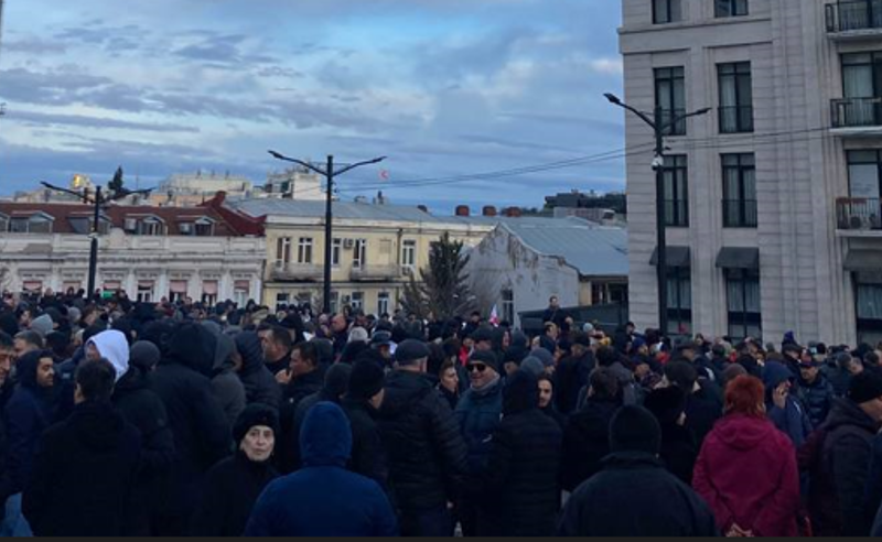 მთავრობის ადმინისტრაციასთან „ნაციონალური მოძრაობის“ აქცია მიმდინარეობს