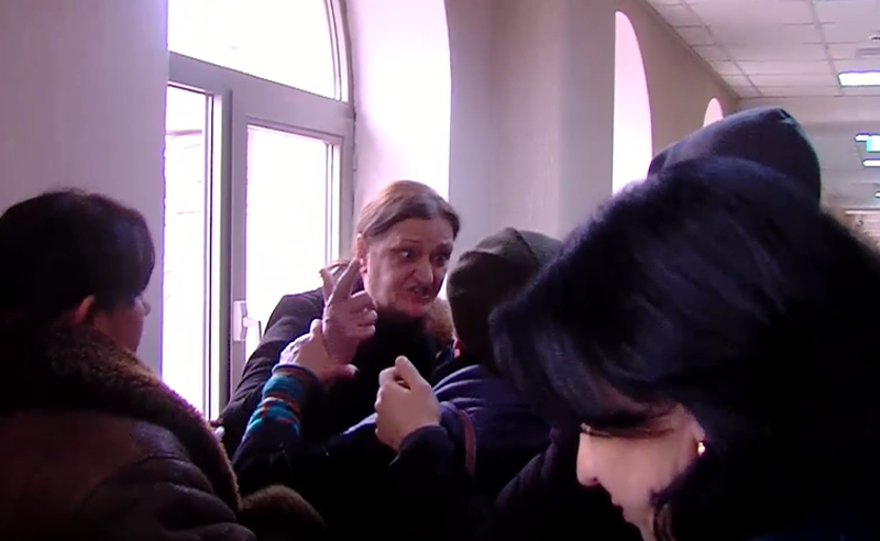 ხმაური სასამართლოში - ერთმანეთს ცოლის მკვლელობაში ბრალდებულის დედა და მოკლულის ახლობლები დაუპირისპირდნენ