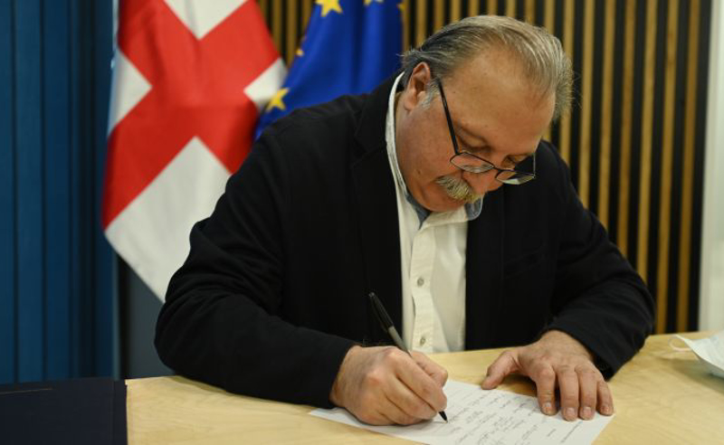 "არ გვინდა  ტელევიზიებში სირბილი და "პინგ-პონგი" - ვაშაძე პარლამენტს გელათის გადარჩენის გეგმას სთავაზობს