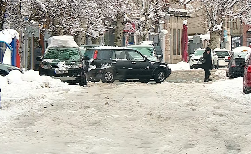 გაუწმენდავი გზები ქუთაისში - დიდთოვლობამ იმერეთში პრობლემები შექმნა 