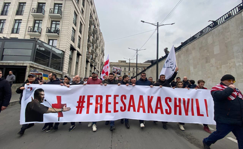 სააკაშვილის მხარდამჭერები მთავრობის ადმინისტრაციიდან „ოცნების“ ოფისისკენ დაიძრნენ