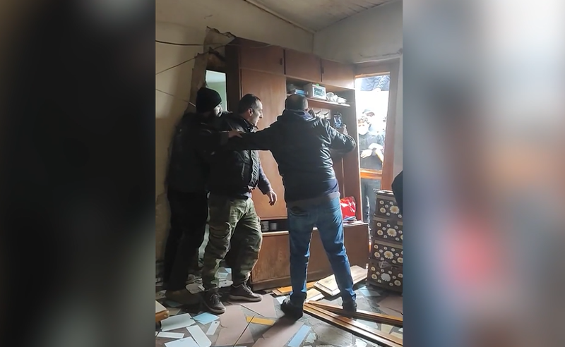 რა ხდებოდა სახლში, როდესაც გიგაურებს კარს უმტვრევდნენ და ძალით ასახლებდნენ - "პირველებმა" კადრები მოიპოვა (ვიდეო)