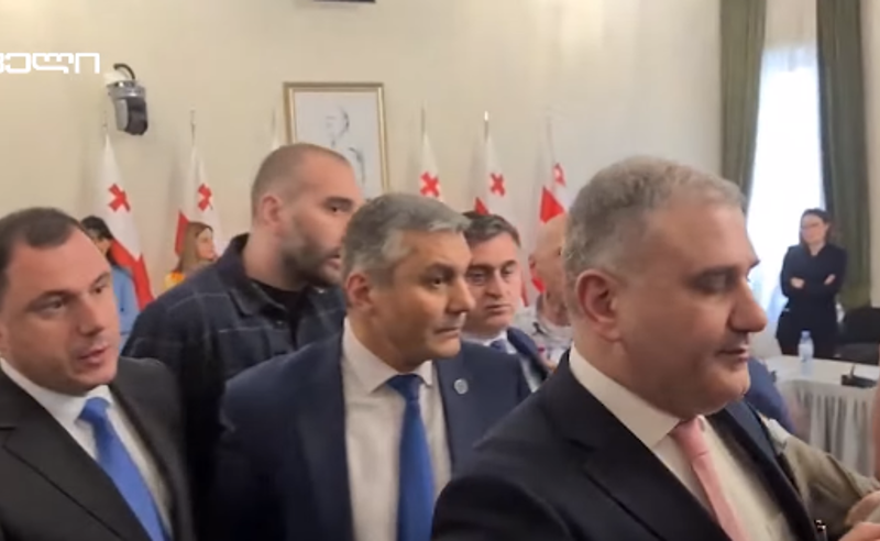 რამე ხომ არ გეშლება ბიჭო, მიდი დააკაჩავე - დაპირისპირება პარლამენტში