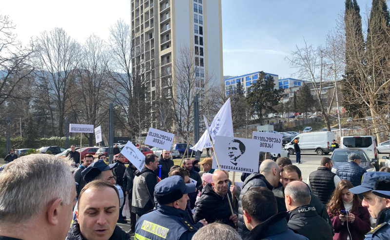 იუსტიციის სახლთან პოლიციაა მობილიზებული - ბრეგაძის უწყებასთან, სააკაშვილის გადაყვანის მოთხოვნით, აქცია იწყება