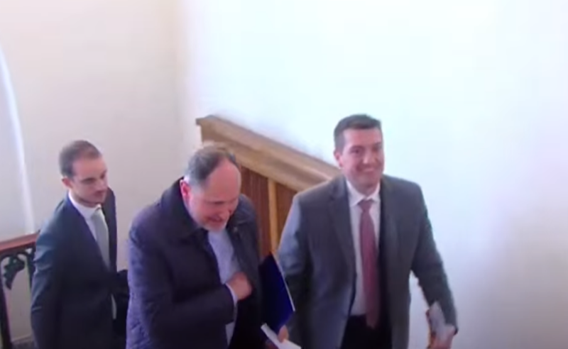 იტყვის თუ არა "ოცნება" რუსულ კანონზე უარს - პაპუაშვილის და ელჩების შეხვედრა 2 საათზე მეტია მიმდინარეობს