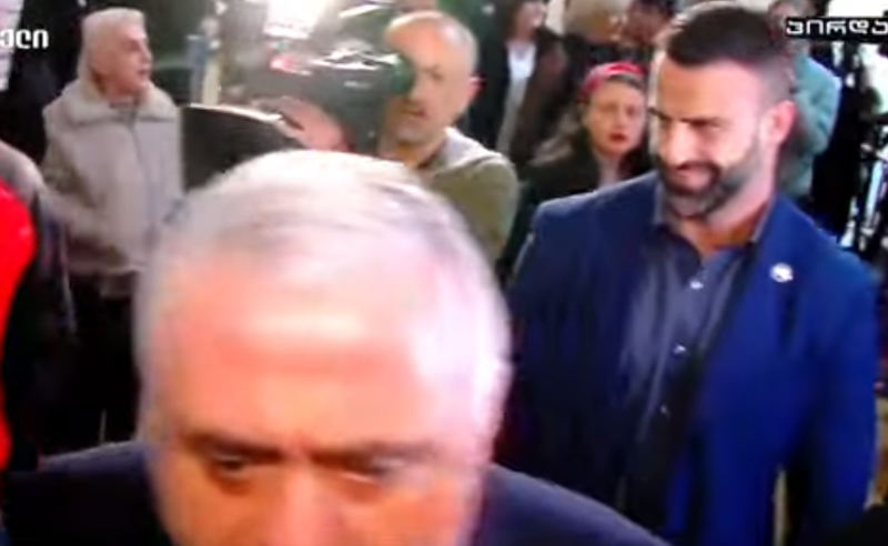 ხმაური პარლამენტში - რუსული კანონის მისაღებად შეკრებილი დეპუტატები დარბაზში სასტვენებით და შეძახილებით შეაცილეს