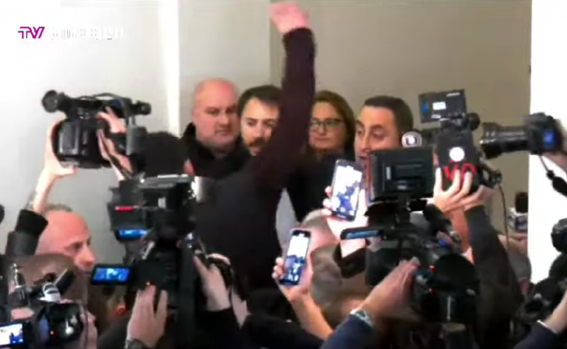 პარლამენტში სიტუაცია უკიდურესად დაიძაბა - ადგილი აქვს ფიზიკურ დაპირისპირებას