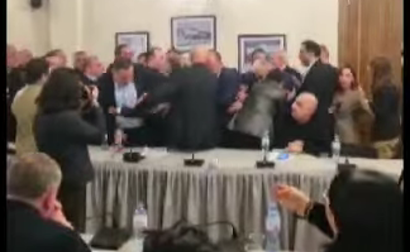 მორიგი დაპირისპირება პარლამენტში- სხდომათა დარბაზში მაგიდა ააყირავეს, ადგილი აქვს ფიზიკურ შეხლა-შემოხლას