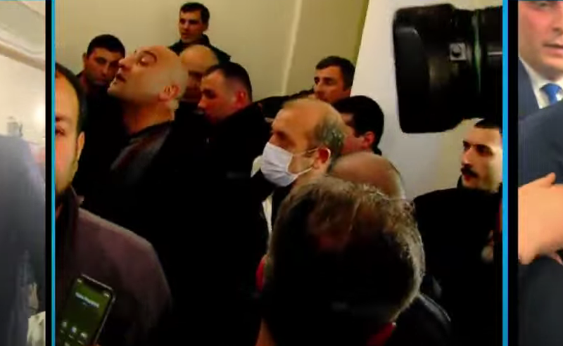 ცემა-ტყეპა და დედის გინება პარლამენტში - დეპუტატები ერთმანეთს ნივთებს ესვრიან