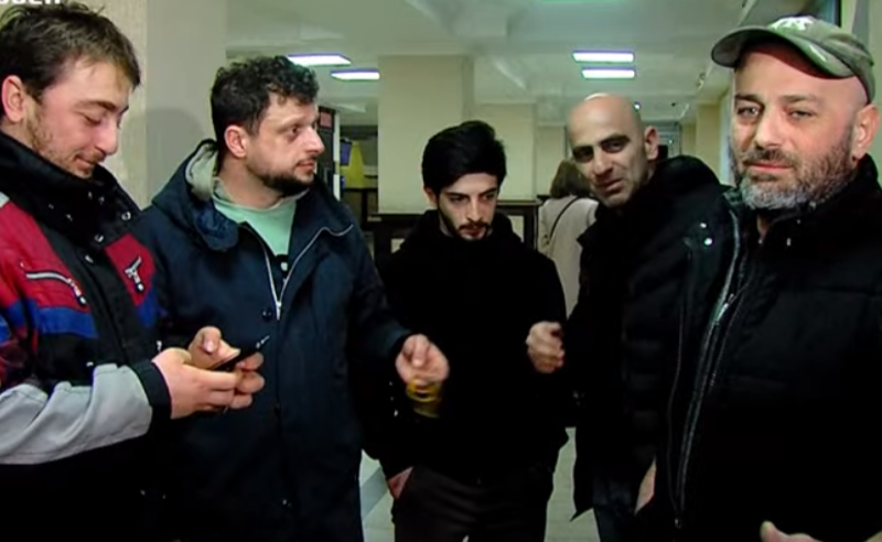 "წვივებში გვირტყამდნენ, გვწიხლავდნენ" - დაკავებული აქტივისტები ხელწერილების საფუძველზე გაათავისუფლეს