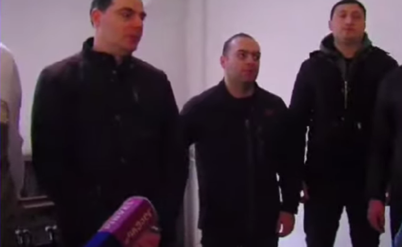 დერეფანი ჩაკეტეს, ლიფტი გათიშეს! - დარბაზთან, რომელშიც რუსული კანონი უნდა განიხილონ, მედიას არ უშვებენ