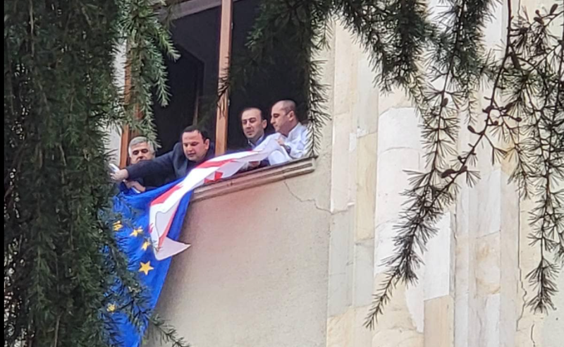 ოპოზიციამ პარლამენტის შენობის ფანჯრიდან ევროკავშირის, ნატო-სა და საქართველოს დროშები გადმოფინა