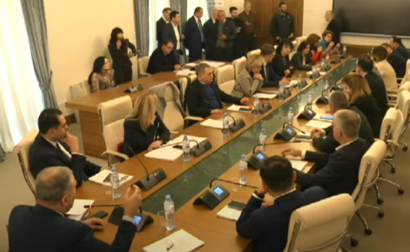 "რისთვის ზიხარ მაგ თანამბობაზე?" - ადამიანის უფლებების კომიტეტის სხდომა ხმაურით დაიწყო 