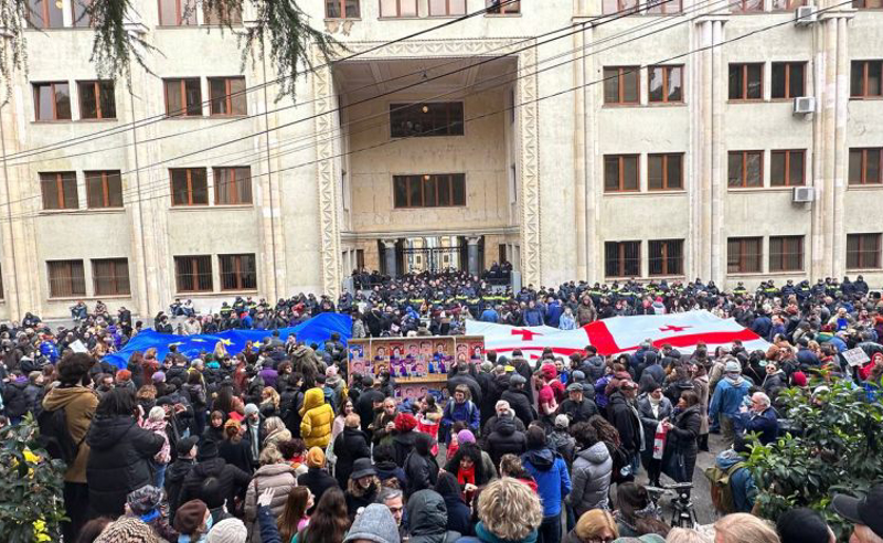 პარლამენტი კვლავ პროტესტის ეპიცენტრია - "ოცნების" დეპუტატებს დღეს ისევ სირცხვილის დერეფნებში გავლა მოუწევთ