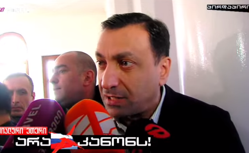 "დღეს პარლამენტი ეკუთვნის სუსს და არა დეპუტატებს" - ბიუროს სხდომაზე ოპოზიციონერ დეპუტატებს არ უშვებენ