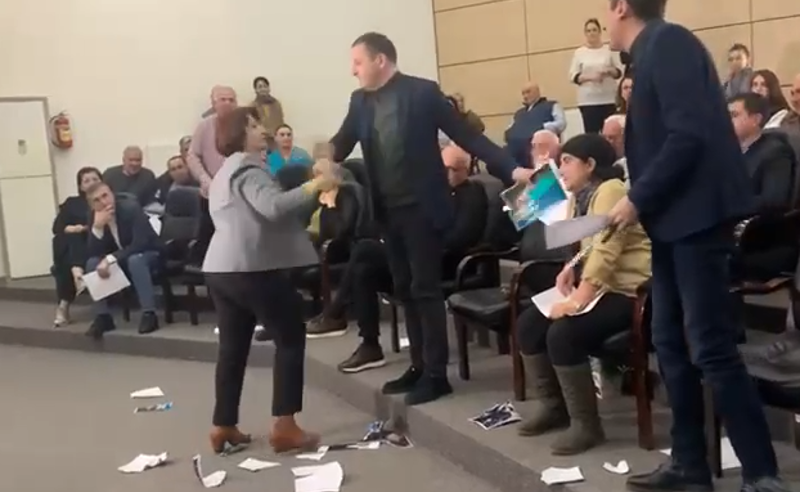 ხმაური დაპირისპირება ზუგდიდის საკრებულოში (ვიდეო)