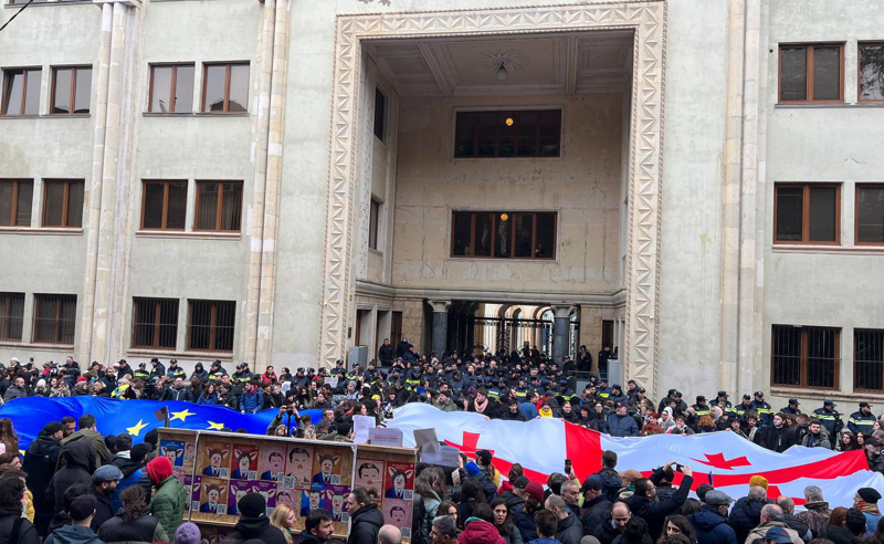 "არა რუსულ კანონს!" - აქციის მონაწილეები პარლამენტთან ბრუნდებიან 