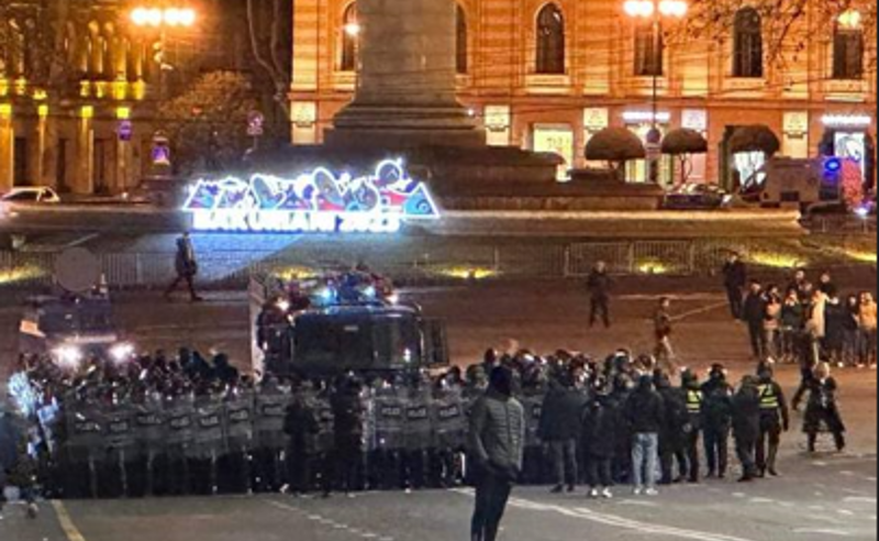 სპერაზმი თავისუფლების მოედნიდან პარლამენტისკენ მიემართება (ფოტო)