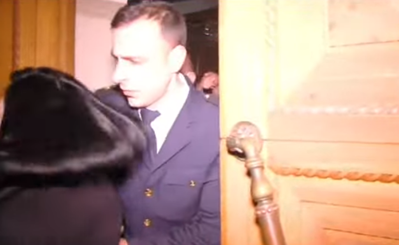 აკრედიტირებული ჟურნალისტები პარლამენტიდან ძალის გამოყენებით გამოაძევეს