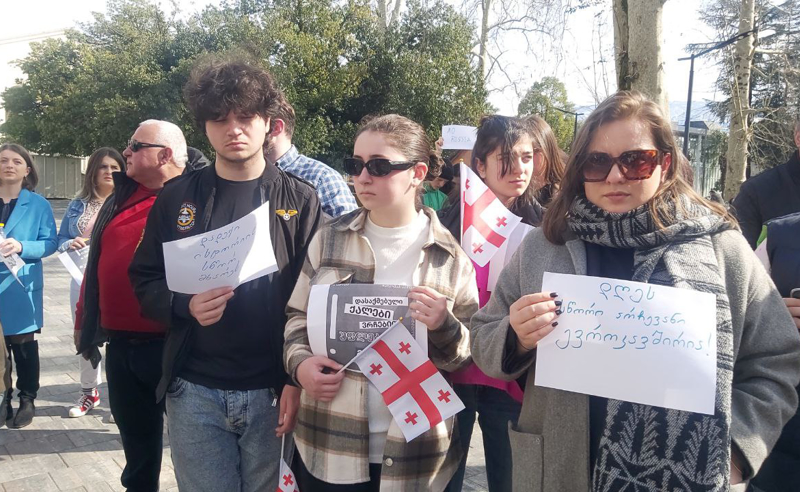 "დადექი ისტორიის სწორ მხარეს" - ოზურგეთში, ჭადრების ბაღში მოქალაქეები იკრიბებიან