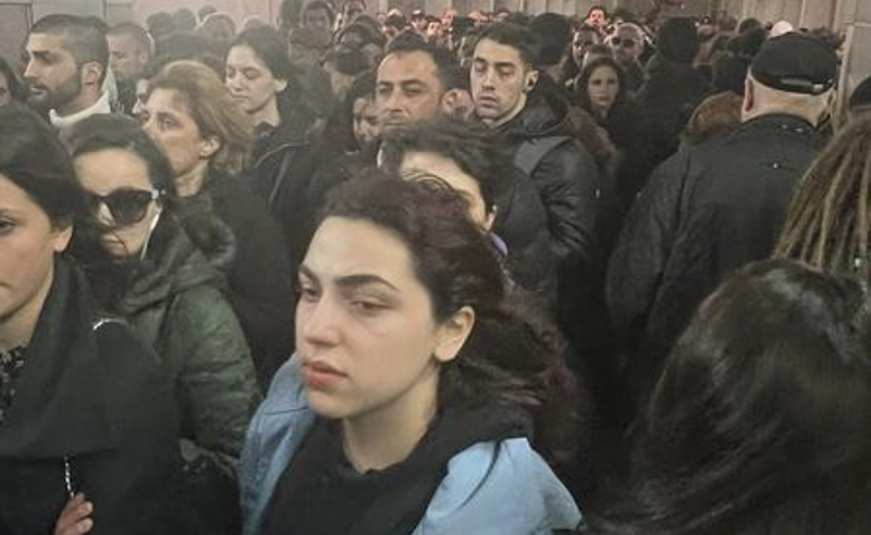 მეტრო "თავისუფლების მოედანი" ხალხს ვერ იტევს - აქციაზე ხალხის ნაკადი არ წყდება (ფოტო)