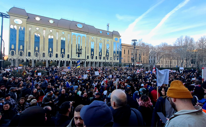 "არა რუსეთს, წინ ევროპისკენ"- პარლამენტთან ქვეყნის ახალი ისტორია იწერება