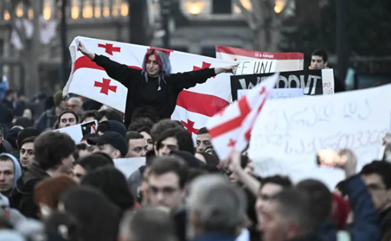 გაწყვიტეთ რუსული კანონის ხელმომწერ ლექტორებთან ხელშეკრულებები - სტუდენტები პროტესტის წინა ხაზზე 
