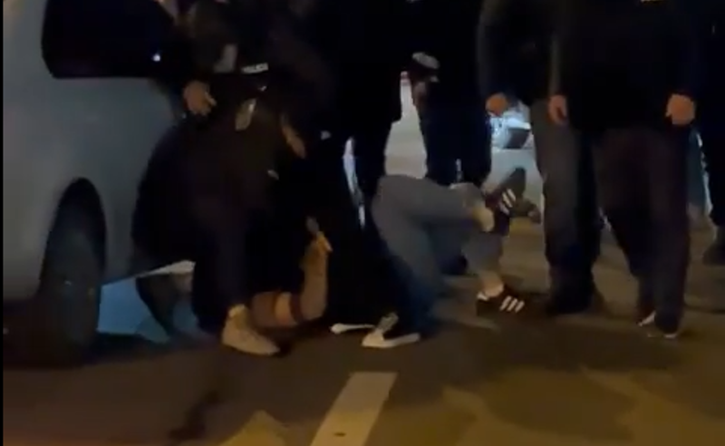 "დედა, მიშველე!"- პოლიციამ ახალგაზრდა კაცი ძირს დააგდო და ძალის გამოყენებით დააკავა (ვიდეო)