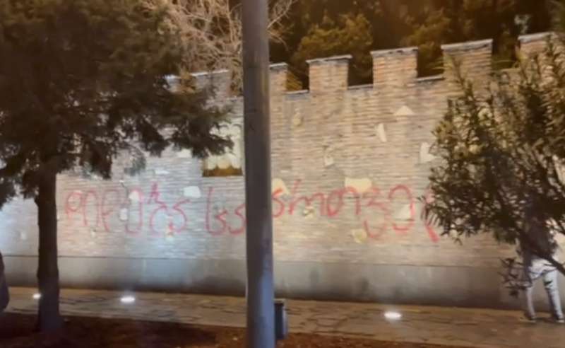 "დიდება საქართველოს" - აქციის მონაწილეების წარწერა საპატრიარქოს კედელზე 