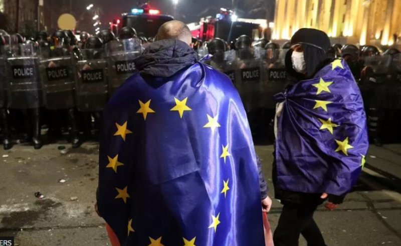 BBC: საპროტესტო აქცია საქართველოში - პოლიცია მეორე ღამე დემონსტრანტებს არბევს