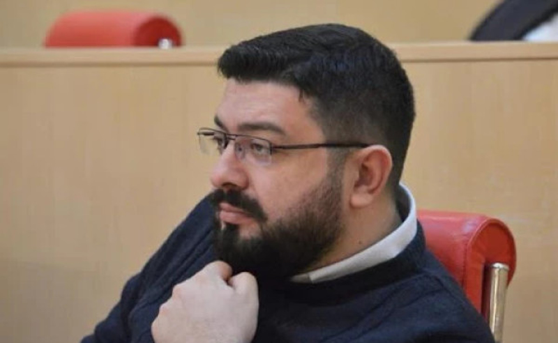რუსულ კანონს "ოცნების" დეპუტატმა დიტო სამხარაძემ მხარი მეორე მოსმენითაც დაუჭირა