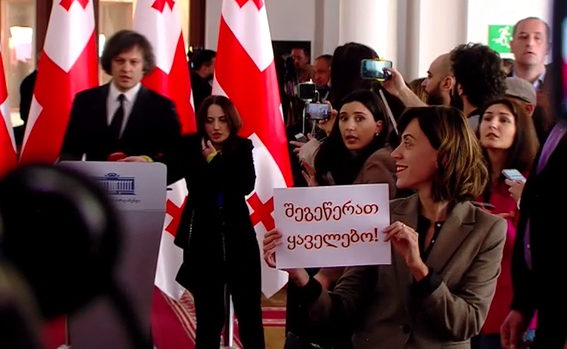 ანი წითლიძის პერფომანსმა ირაკლი კობახიძეს ბრიფინგი ჩააშლევინა