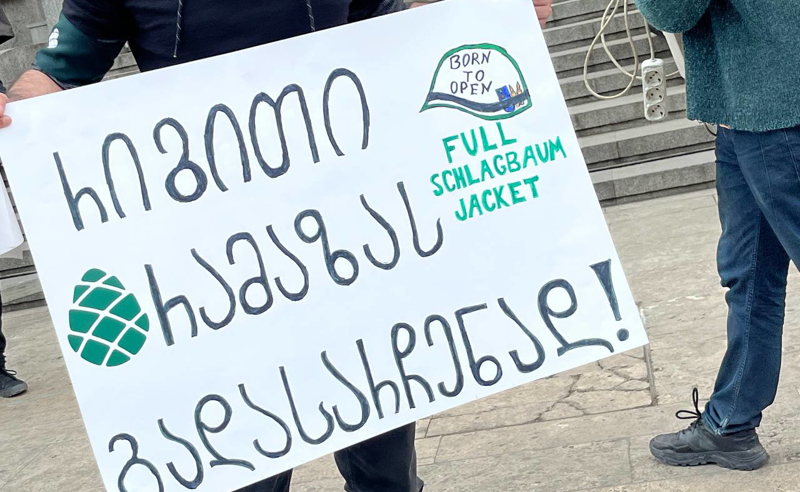 ბანერები და შემაკავებელი ღერძი აქციაზე - მოქალაეები სამხედრო სავალდებულო სამსახურის გასაპროტესტებლად იკრიბებიან