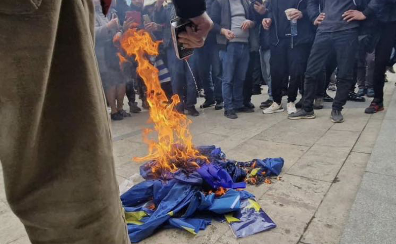 ევროკავშირის დროშის დაზიანების და დაწვის გამო ზურა მახარაძე და რამდენიმე რადიკალი დააჯარიმეს