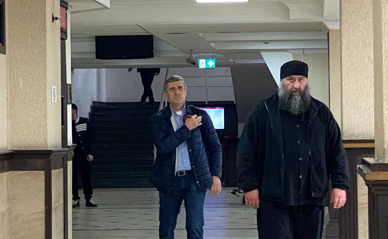 კარტოგრაფების საქმის მთავარი ფიგურანტი სასამართლოშია - მამა კირიონი მოსამართლეს ჩვენებას აძლევს