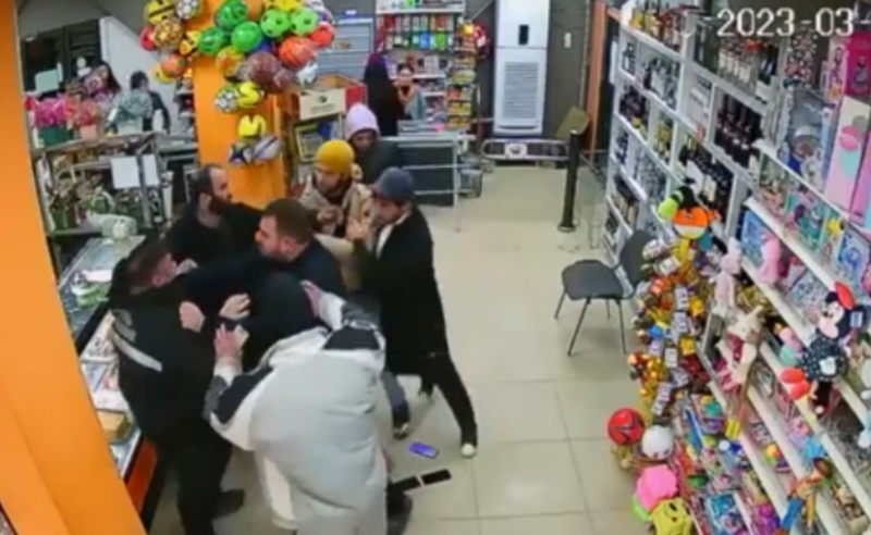 თავდასხმა დაცვის თანამშრომელზე - კადრები ქუთაისის ერთ-ერთი სუპერმარკეტიდან (ვიდეო)