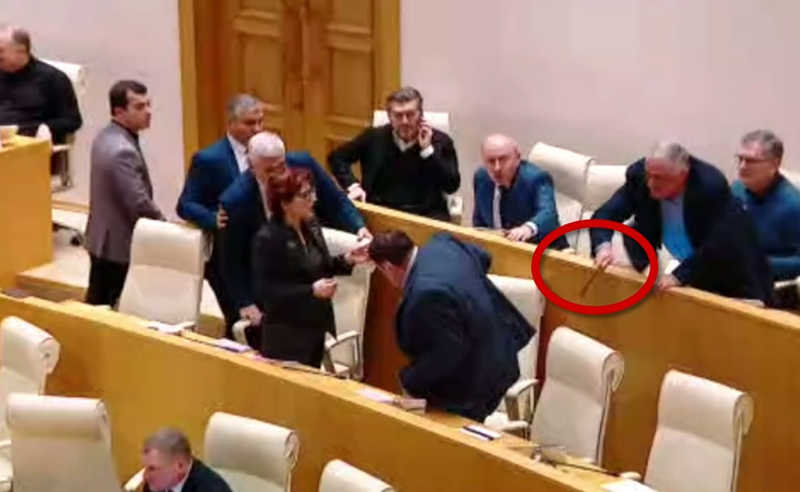 მიკროფონებით ჩხუბი პარლამენტში - დაპირისპირების კვირეული საკანონმდებლო ორგანოში