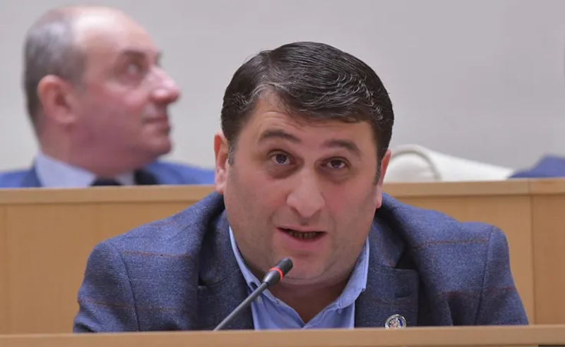 გაფარჩაკებული პარტიის ლიდერს ჰგონია, რომ მუსლიმების დაცვა მძიმე რეპუტაციაა - ნაკაიძე კობახიძეზე