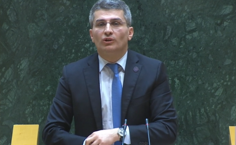 მამუკა მდინარაძე ხათუნა სამნიძეს ერნესტ ჰემინგუეის ასწავლის