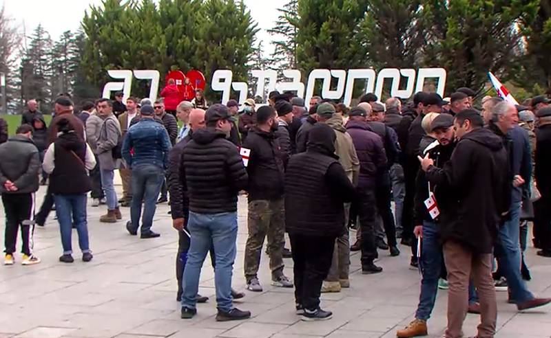 ენმ-ს აქცია სამეგრელოში - პარტიის ლიდერები ზუგდიდში მოსახლეობას ხვდებიან