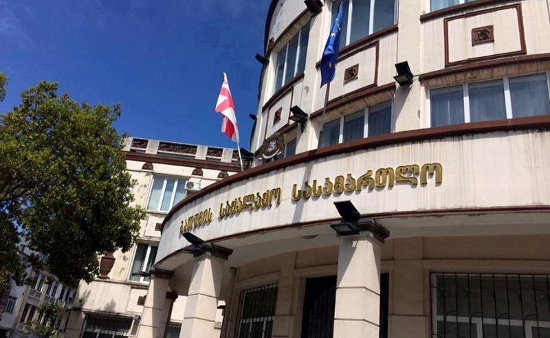 ბათუმის საქალაქო სასამართლოს “მოლოტოვის კოქტეილი” ესროლეს