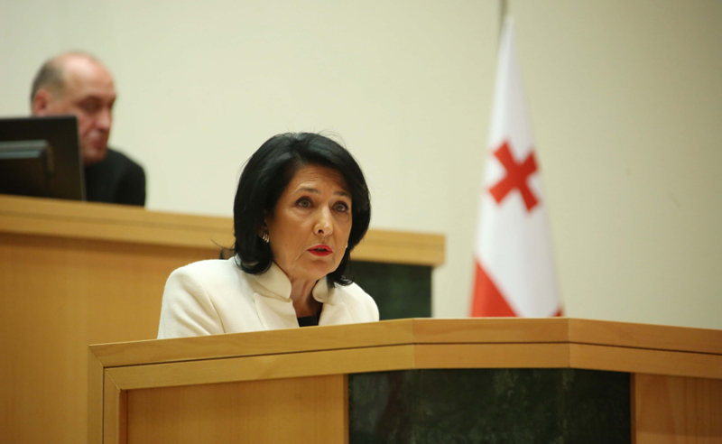 ფერი იცვალეთ... ზრუნავთ არა ქვეყნის დემოკრატიაზე, არამედ ძალაუფლების გამყარებაზე - პრეზიდენტი "ოცნებას"