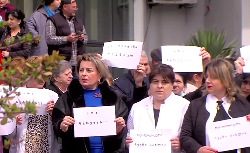მთავრობა გვატყუებს, დროზე მოდით გონს! - "რესპუბლიკურში" მედიკოსების პროტესტი გრძელდება