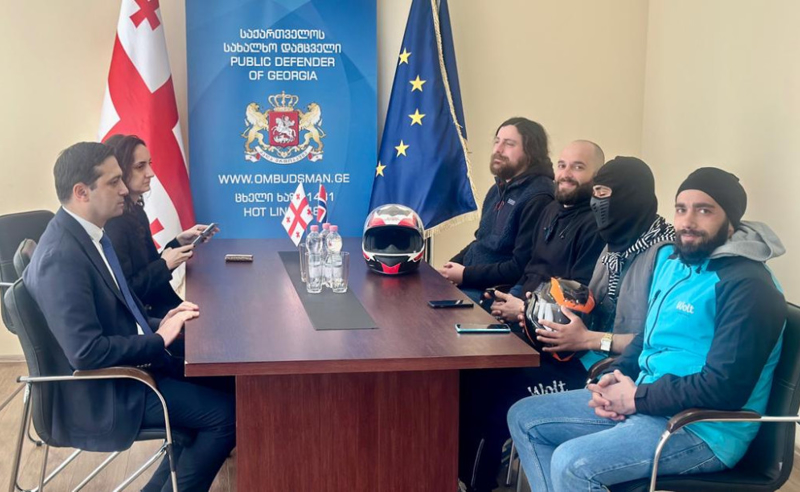 ლევან იოსელიანი „ვოლტის“ გაფიცულ კურიერებს შეხვდა 
