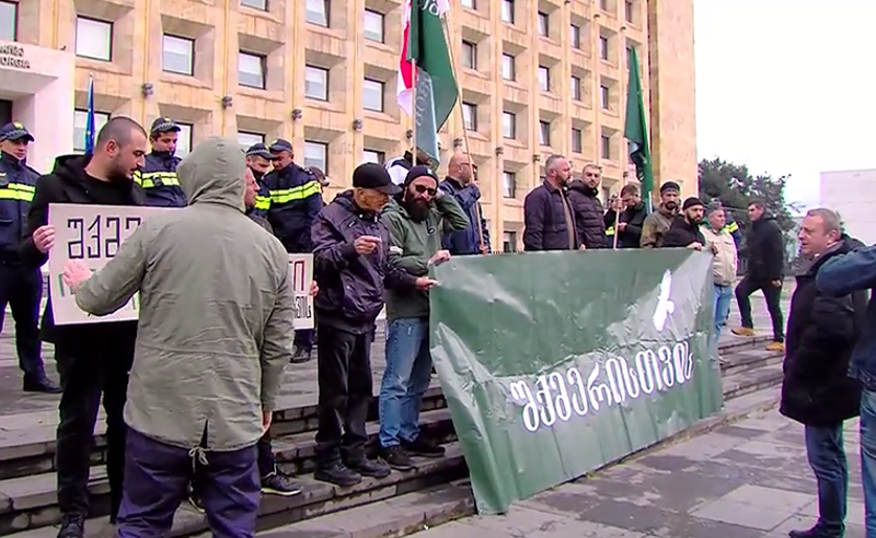 სოფელი ეკოლოგიური კატასტროფის წინაშეა, შეგვხდეს პრემიერი - შქმერის მოსახლეობის პროტესტი ღარიბაშვილის სამსახურთან